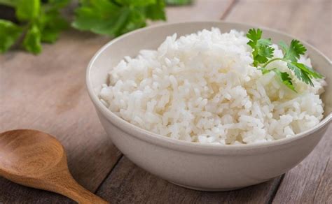 Un buen arroz blanco siempre nos servirá como acompañamiento de cualquier platillo, por ello es necesario saber cómo hacerlo.